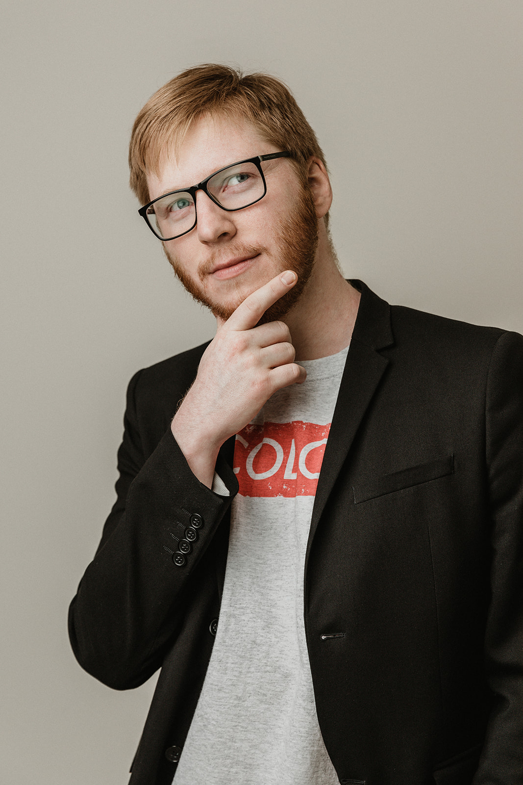 Alexis serieux avec les bras croisés